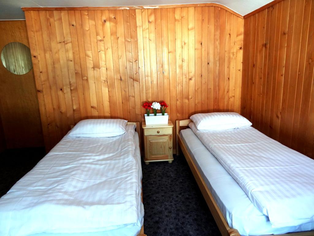 Base Cafe Apartment Lauterbrunnen Bagian luar foto